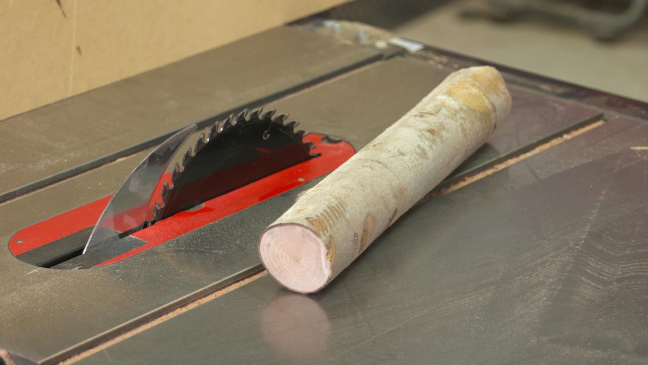 Table saw and cylindrical wood piece