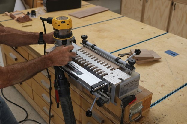 vacuum and router support attaching to dovetail jig